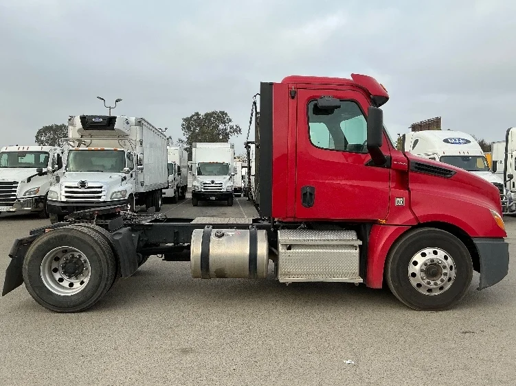 2019 Freightliner Cascadia in Fresno, CA — photo 8