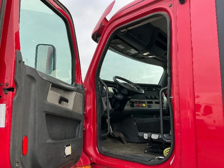 2019 Freightliner Cascadia in Fresno, CA — photo 9