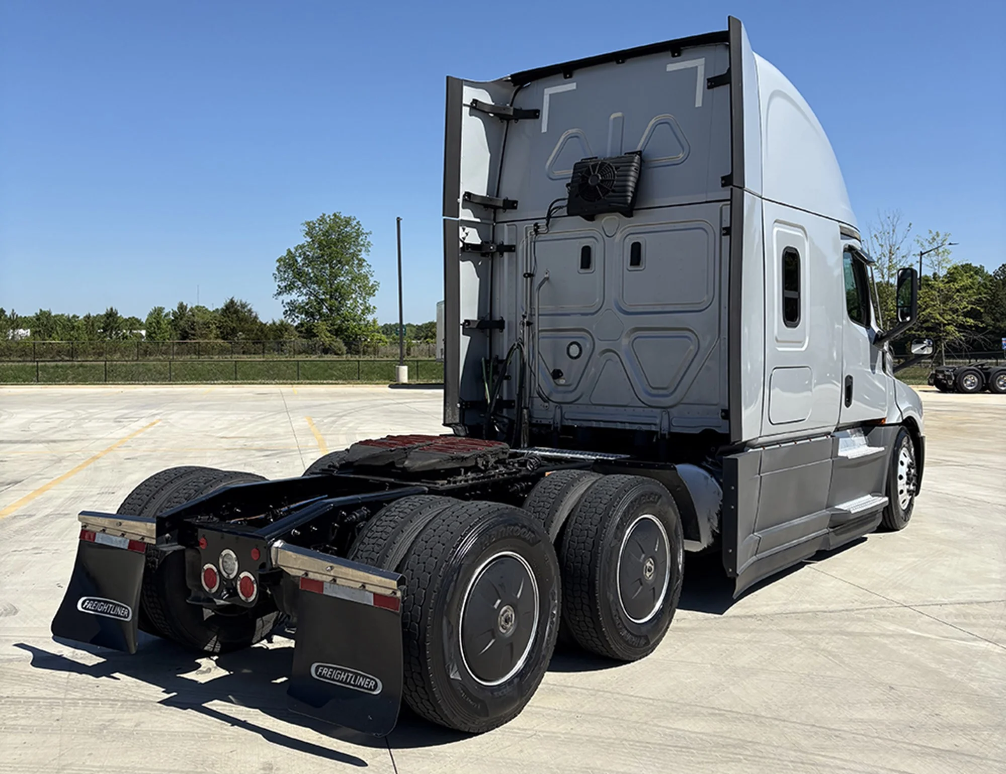 2023 Freightliner Cascadia — photo 4