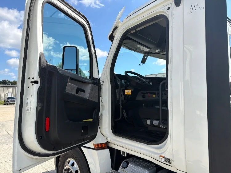 2020 Freightliner Cascadia in Hammond, LA — photo 8