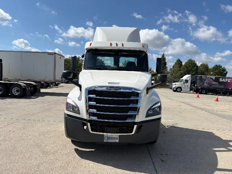 2020 Freightliner Cascadia in Hammond, LA — photo 2
