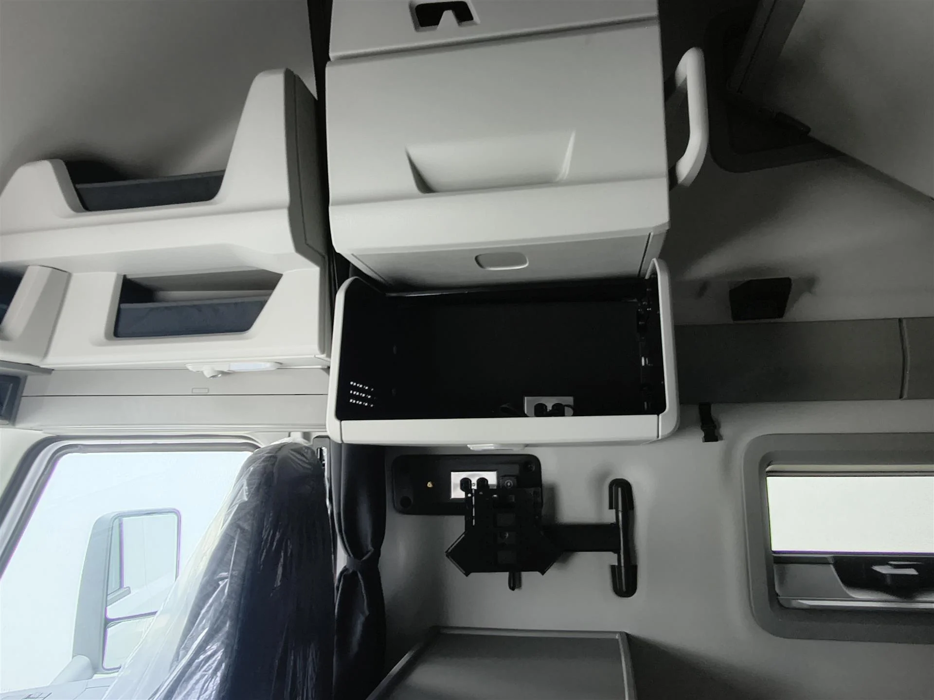 2027 Volvo VNL 860 in Fort Lauderdale, FL — photo 18