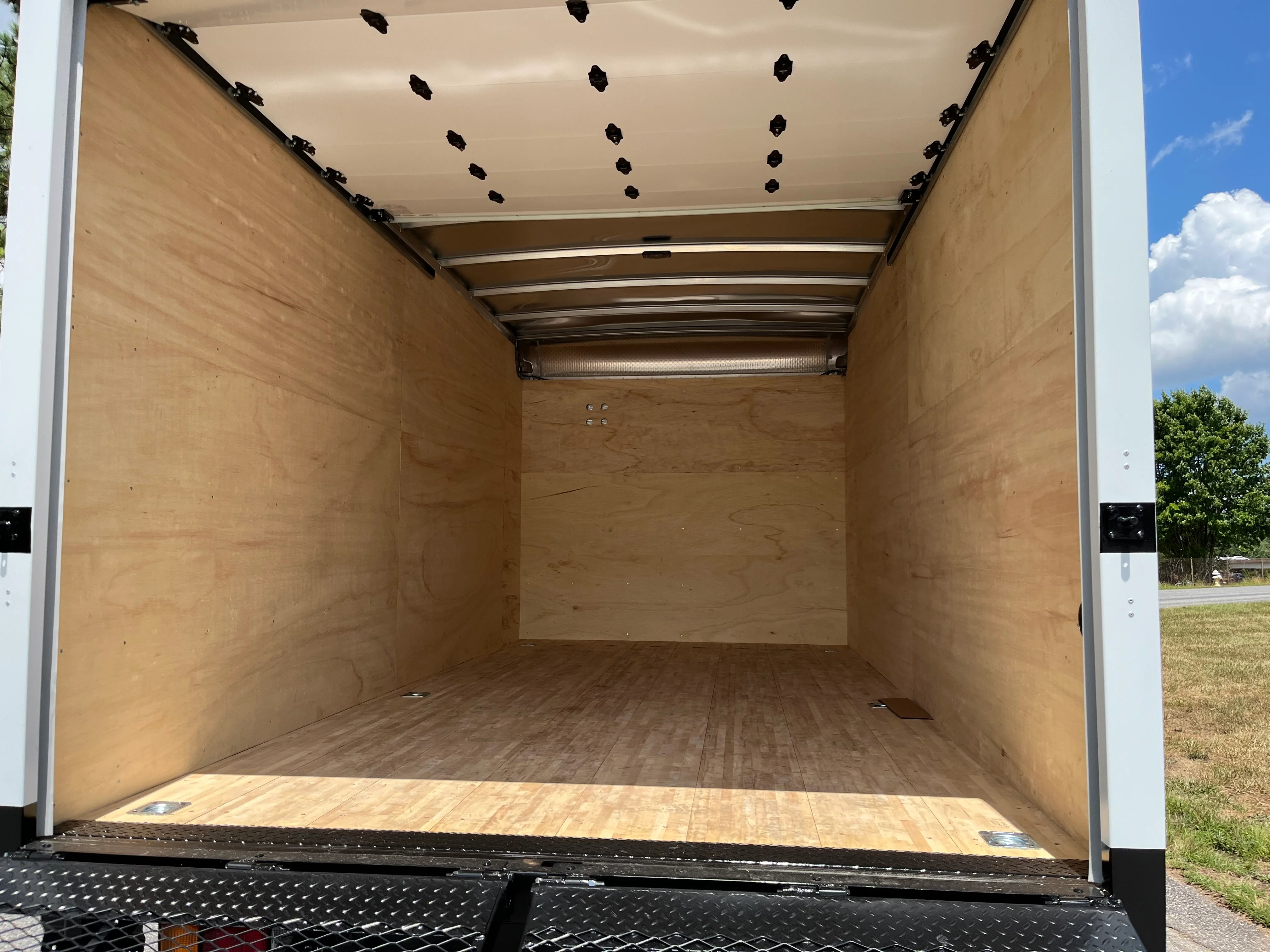 2024 Isuzu NPR - image 7