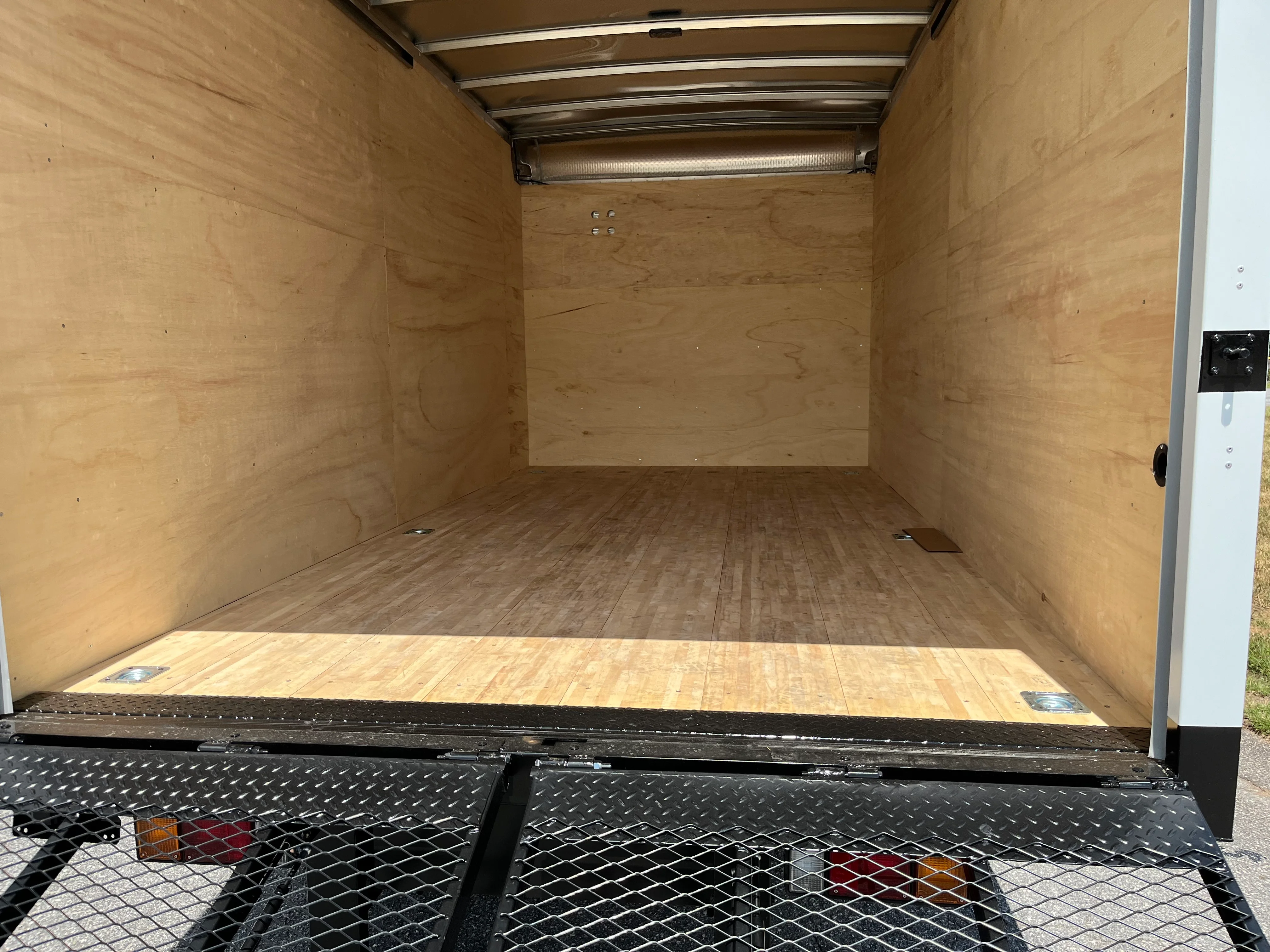 2024 Isuzu NPR - image 8