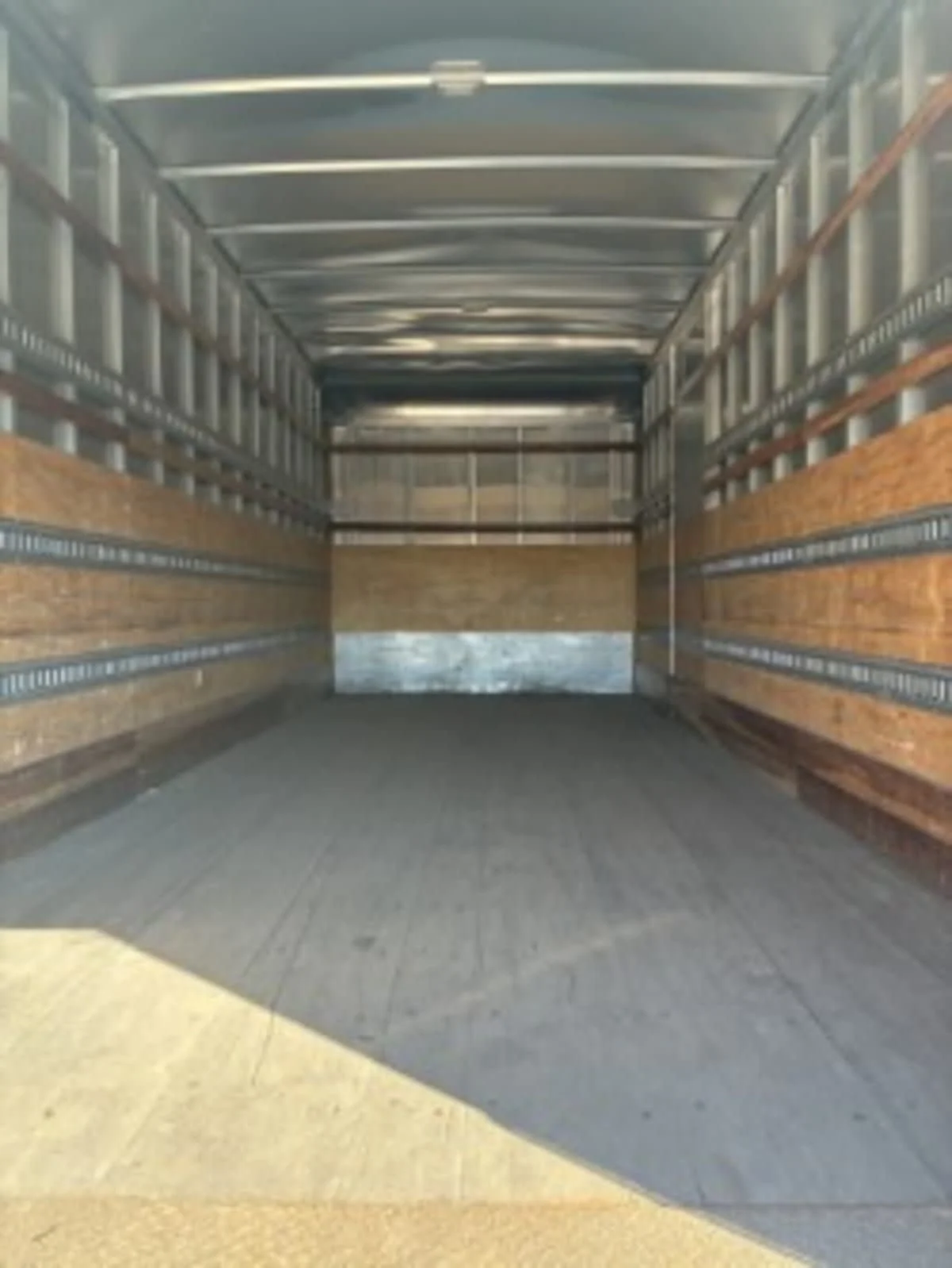 2017 International 4300 - image 8