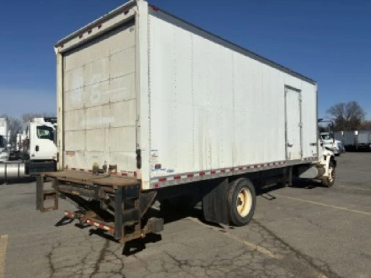 2017 International 4300 - image 4