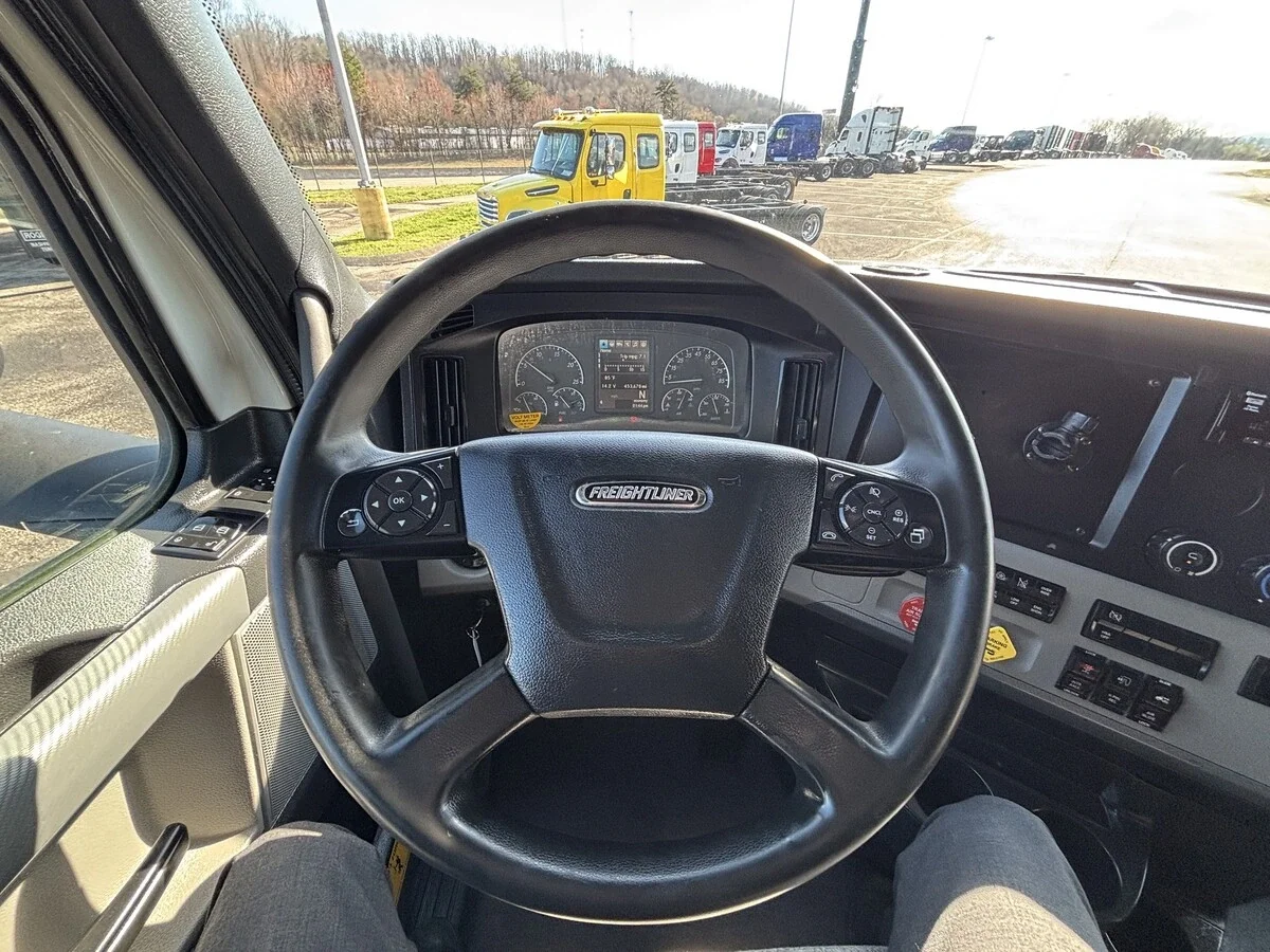 2021 Freightliner Cascadia - image 15