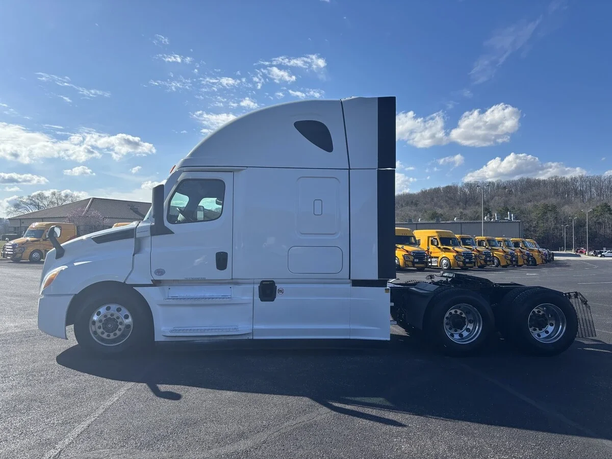 2021 Freightliner Cascadia - image 4