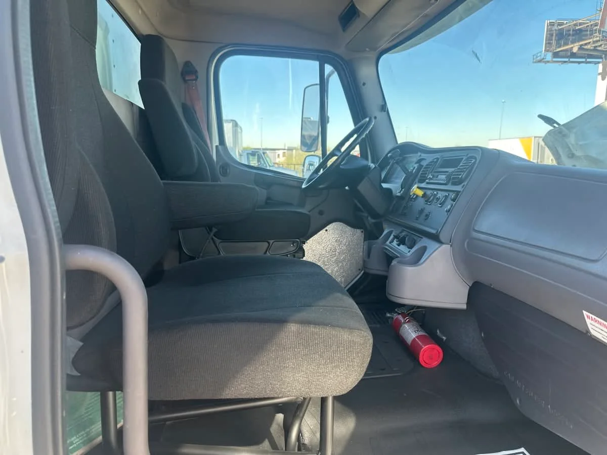 2016 Freightliner M2 106 in Phoenix, AZ — photo 11