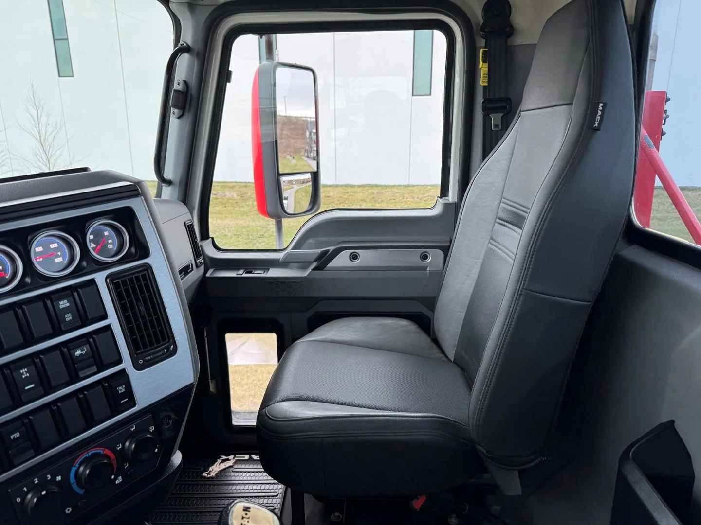 2023 Mack Anthem in Ankeny, IA — photo 17