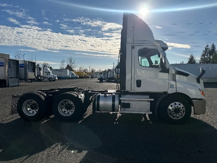 2021 Freightliner Cascadia in Clackamas, OR — photo 8