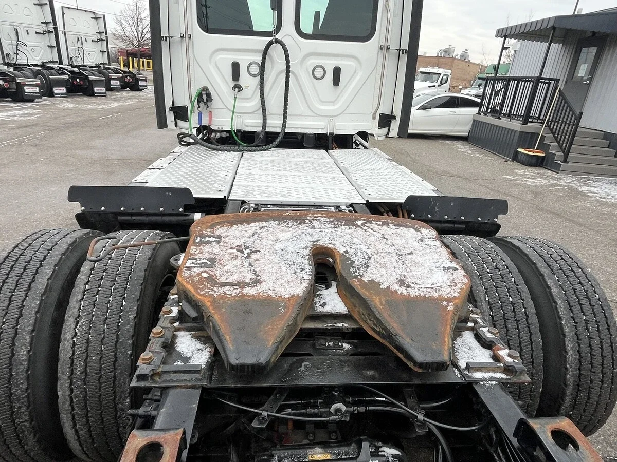 2024 Freightliner eCascadia in Mississauga, ON — photo 11