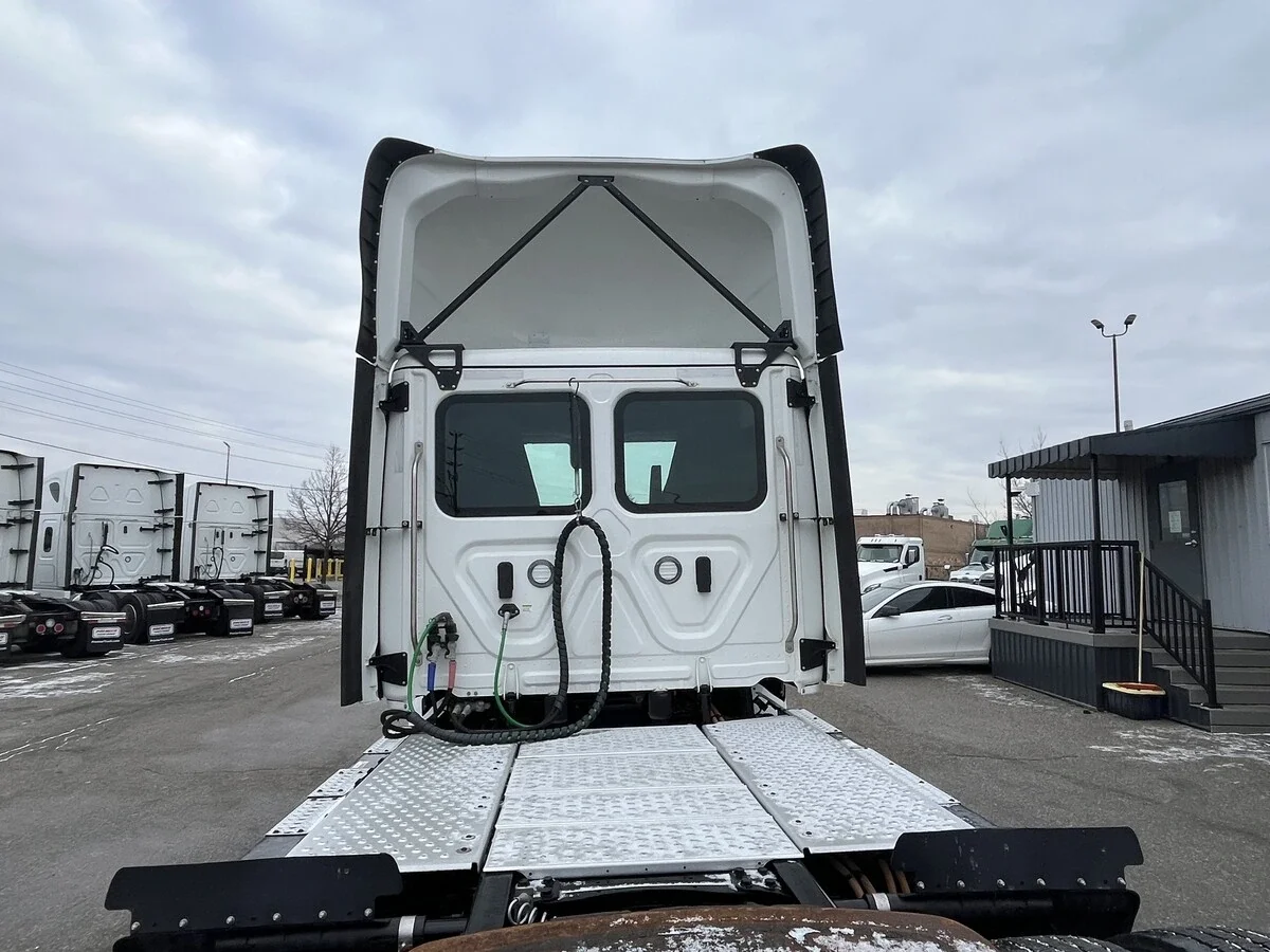 2024 Freightliner eCascadia in Mississauga, ON — photo 12