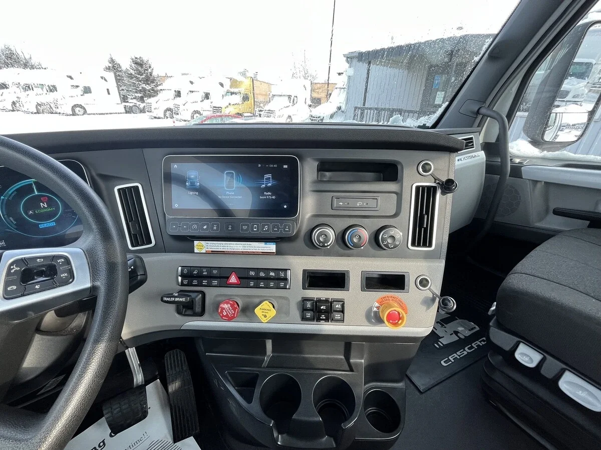 2024 Freightliner eCascadia in Mississauga, ON — photo 25