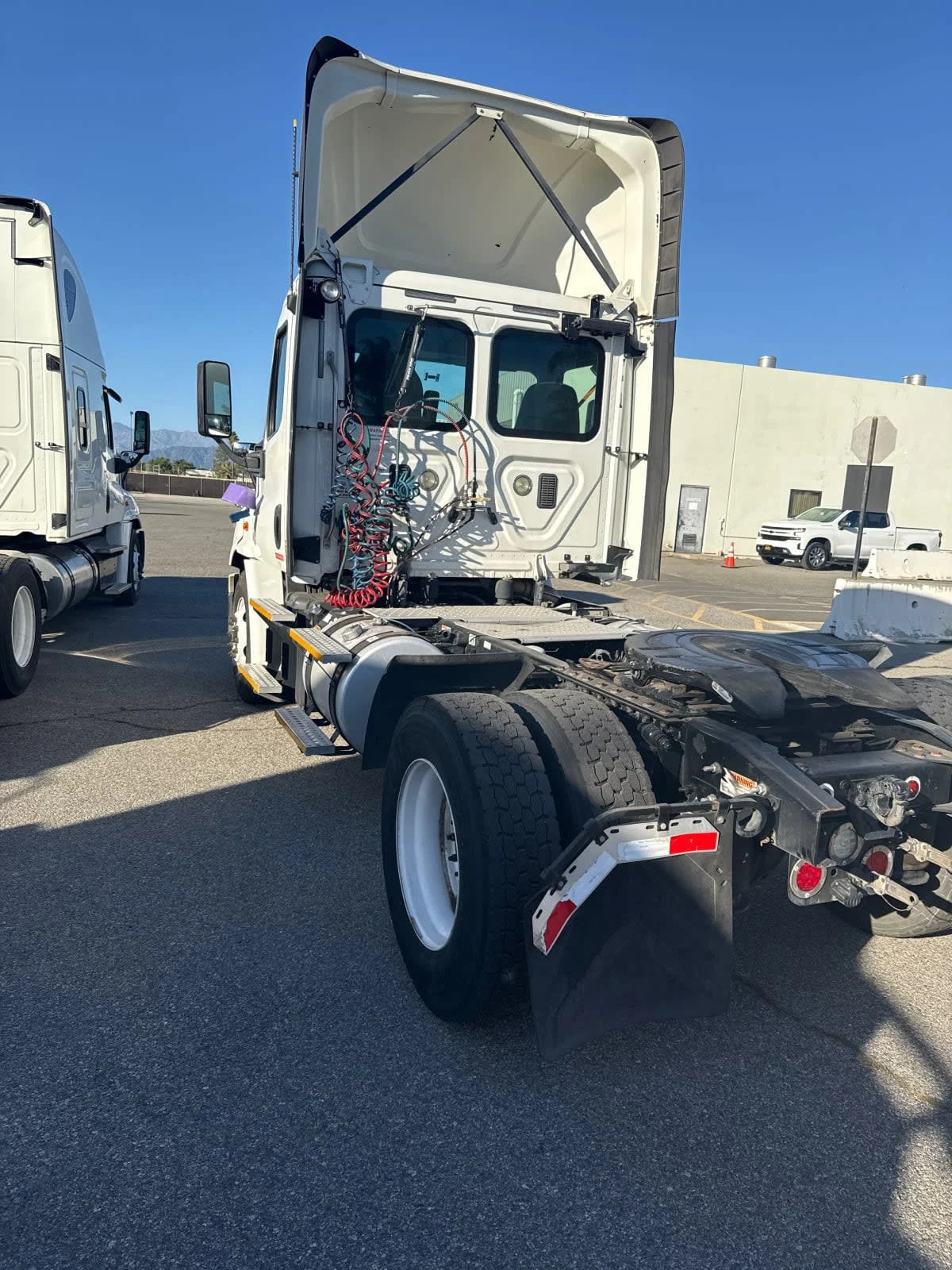 2017 Freightliner Cascadia - image 4