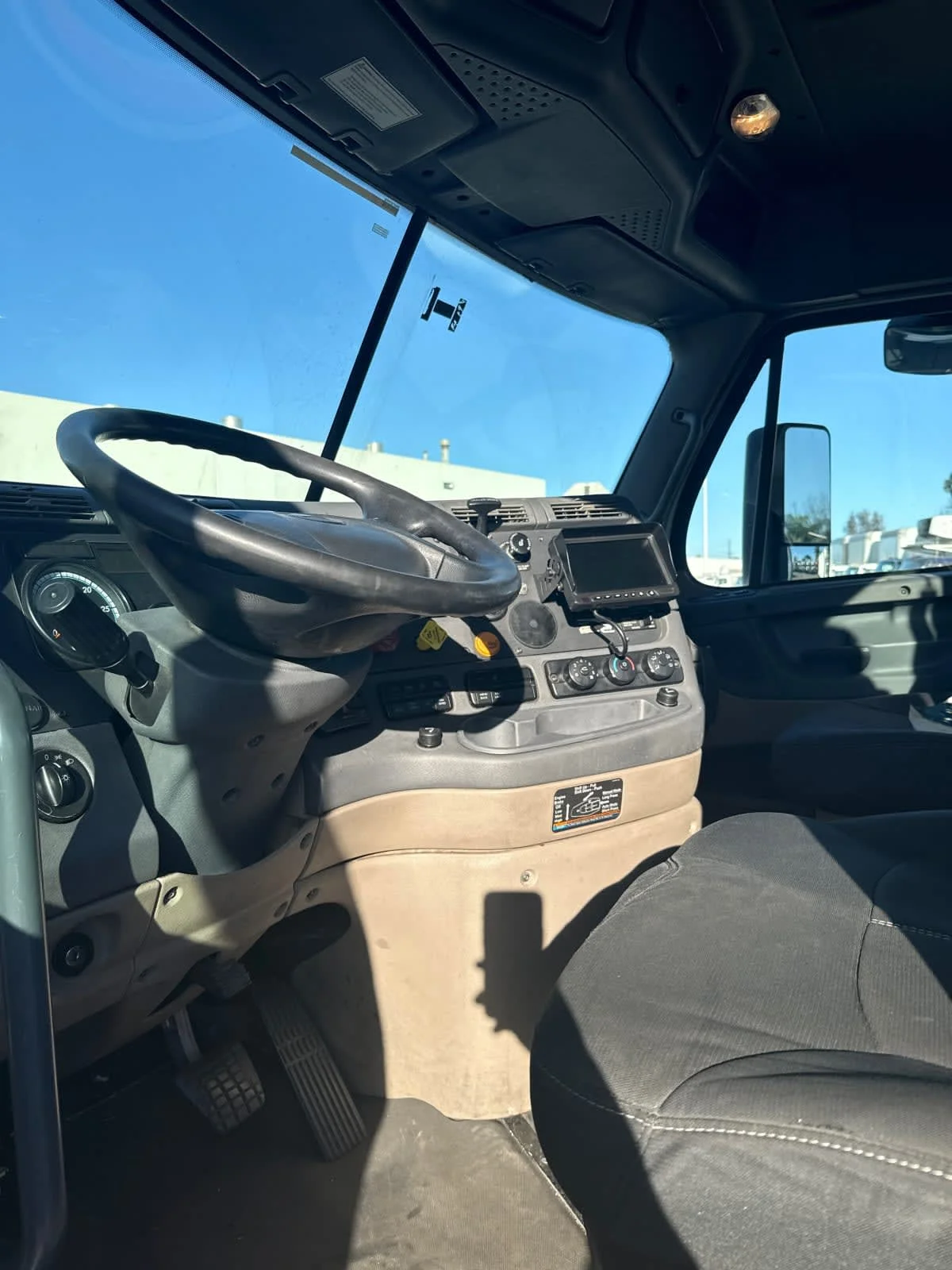 2017 Freightliner Cascadia - image 7