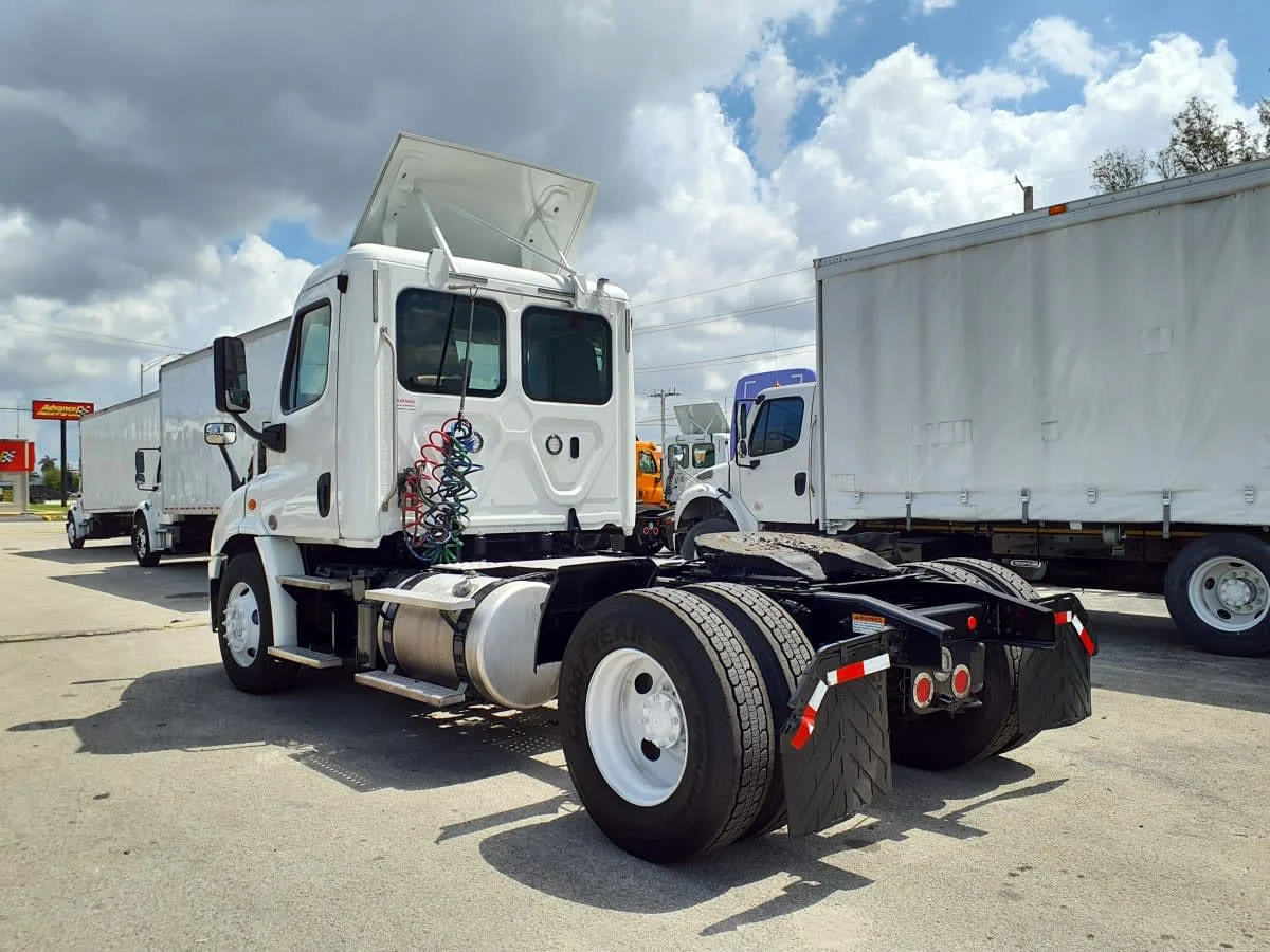2018 Freightliner Cascadia in Miami, FL — photo 6
