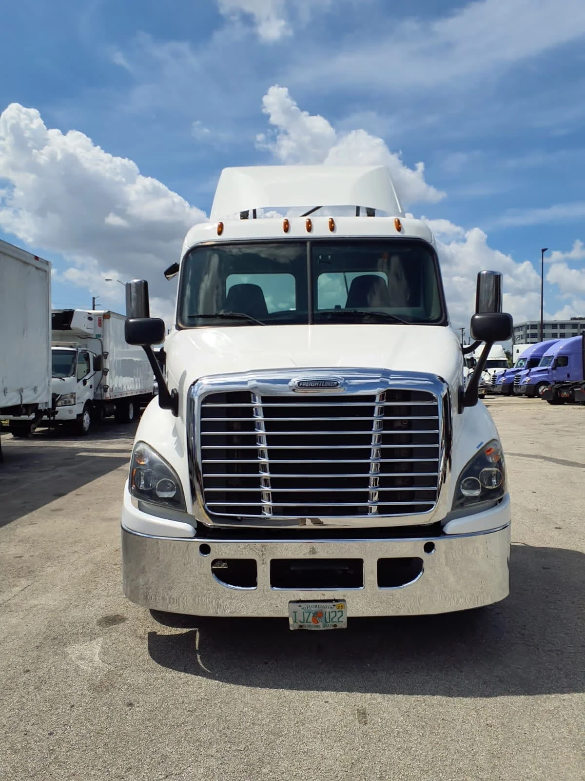 2018 Freightliner Cascadia in Miami, FL — photo 2