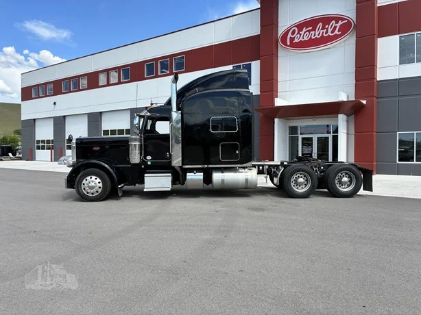2022 Peterbilt 389 in Missoula, MT — photo 2