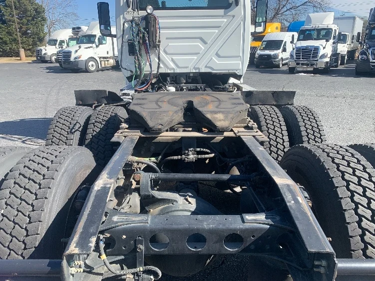 2019 International LT - image 6