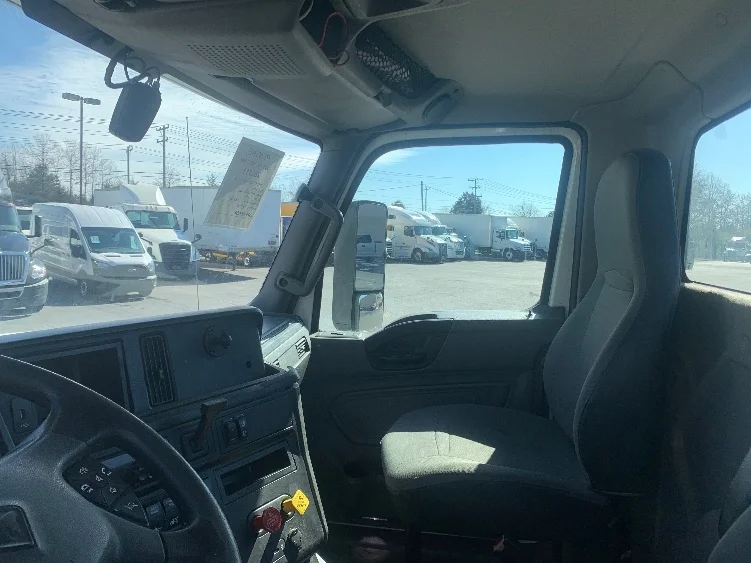 2019 International LT - image 10