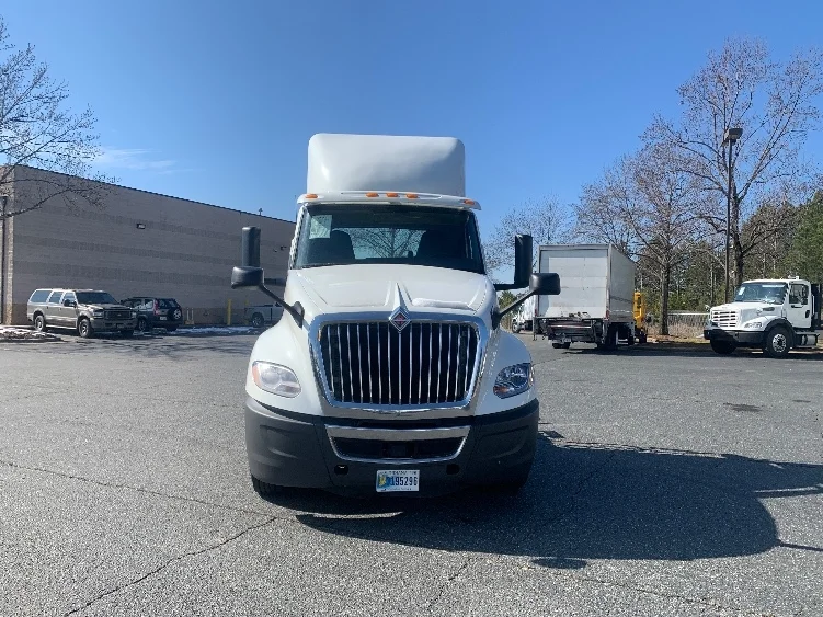 2019 International LT - image 2