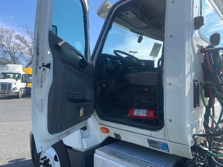 2019 International LT - image 9