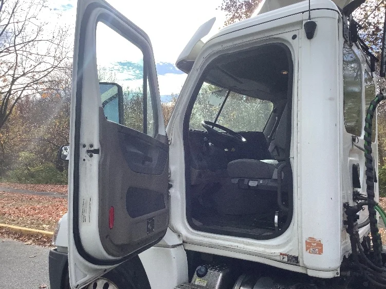 2018 Freightliner Cascadia in Reading, PA — photo 9