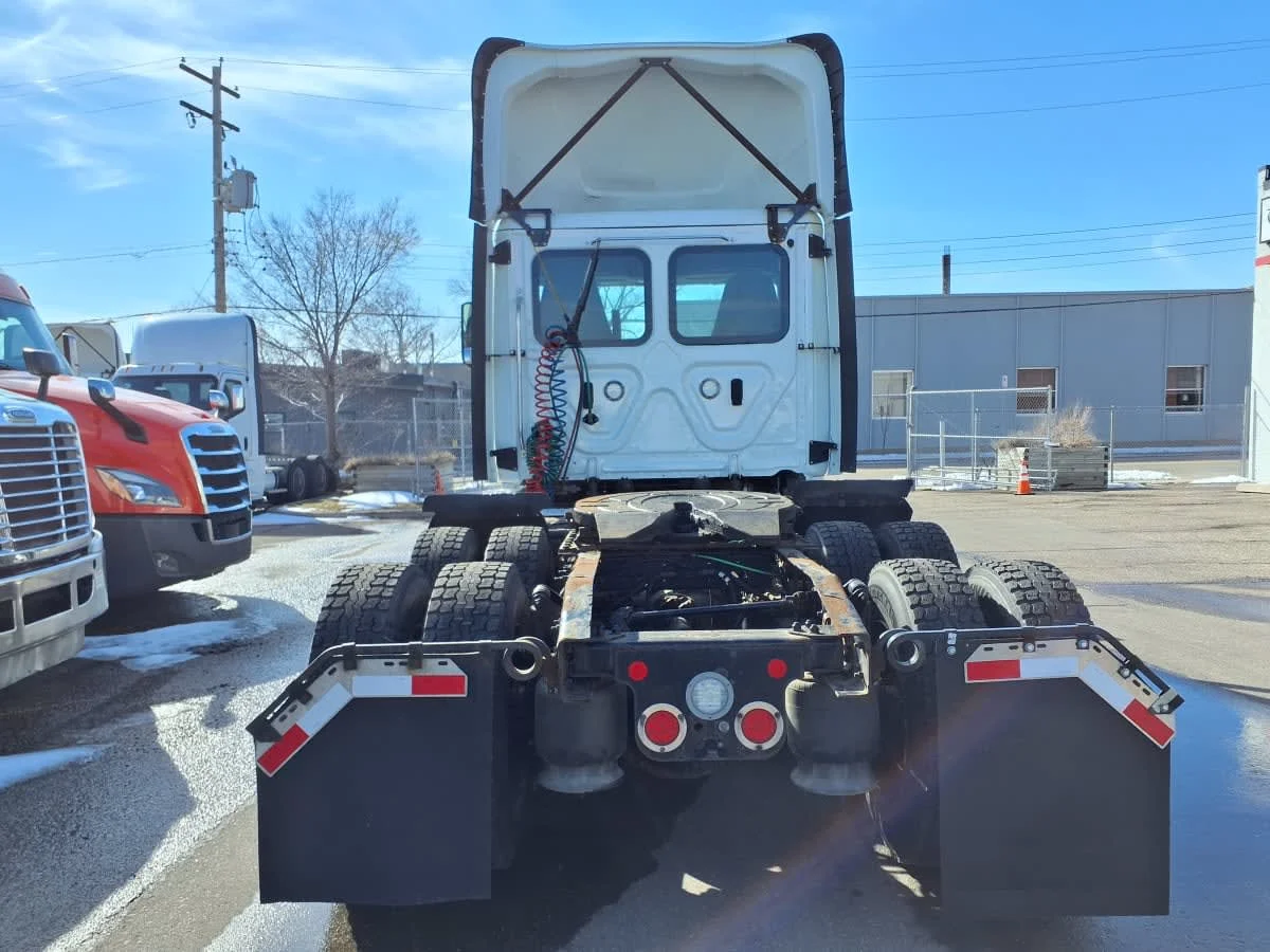 2020 Freightliner Cascadia in Minneapolis, MN — photo 5