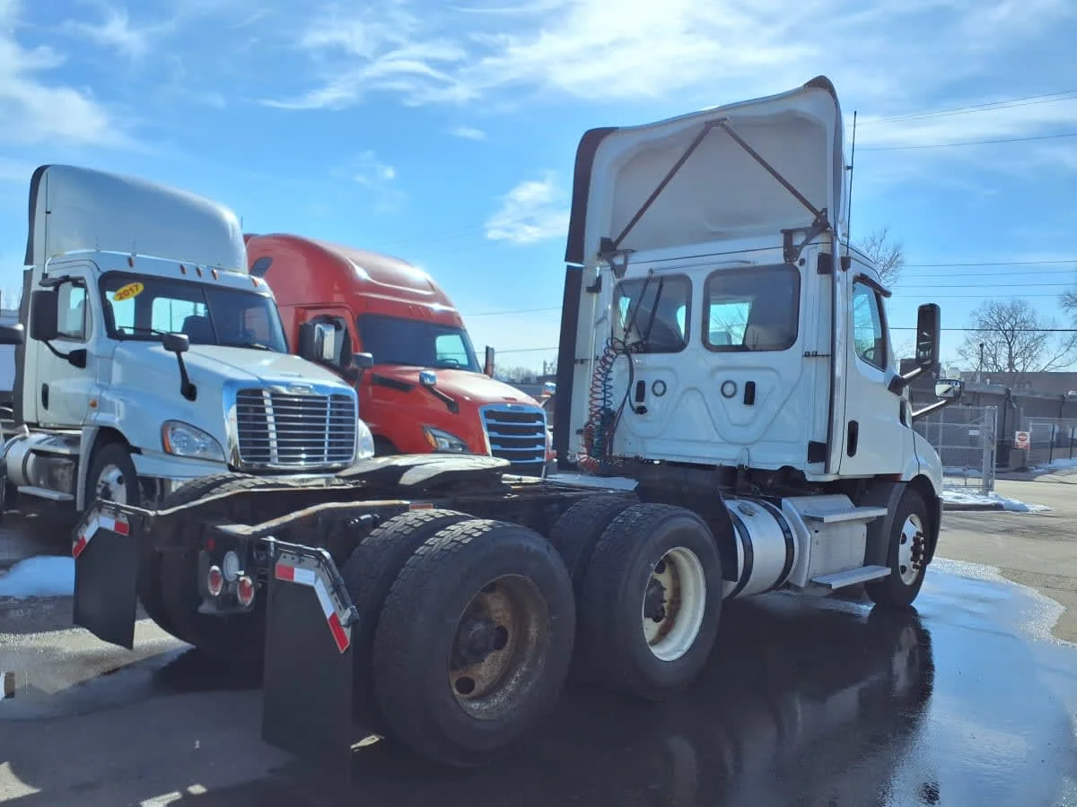 2020 Freightliner Cascadia in Minneapolis, MN — photo 4