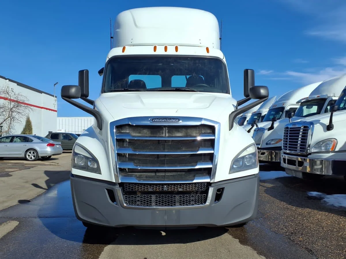 2020 Freightliner Cascadia in Minneapolis, MN — photo 2