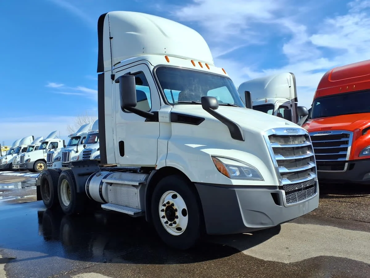 2020 Freightliner Cascadia in Minneapolis, MN — photo 3