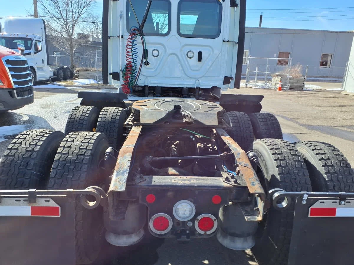 2020 Freightliner Cascadia in Minneapolis, MN — photo 10