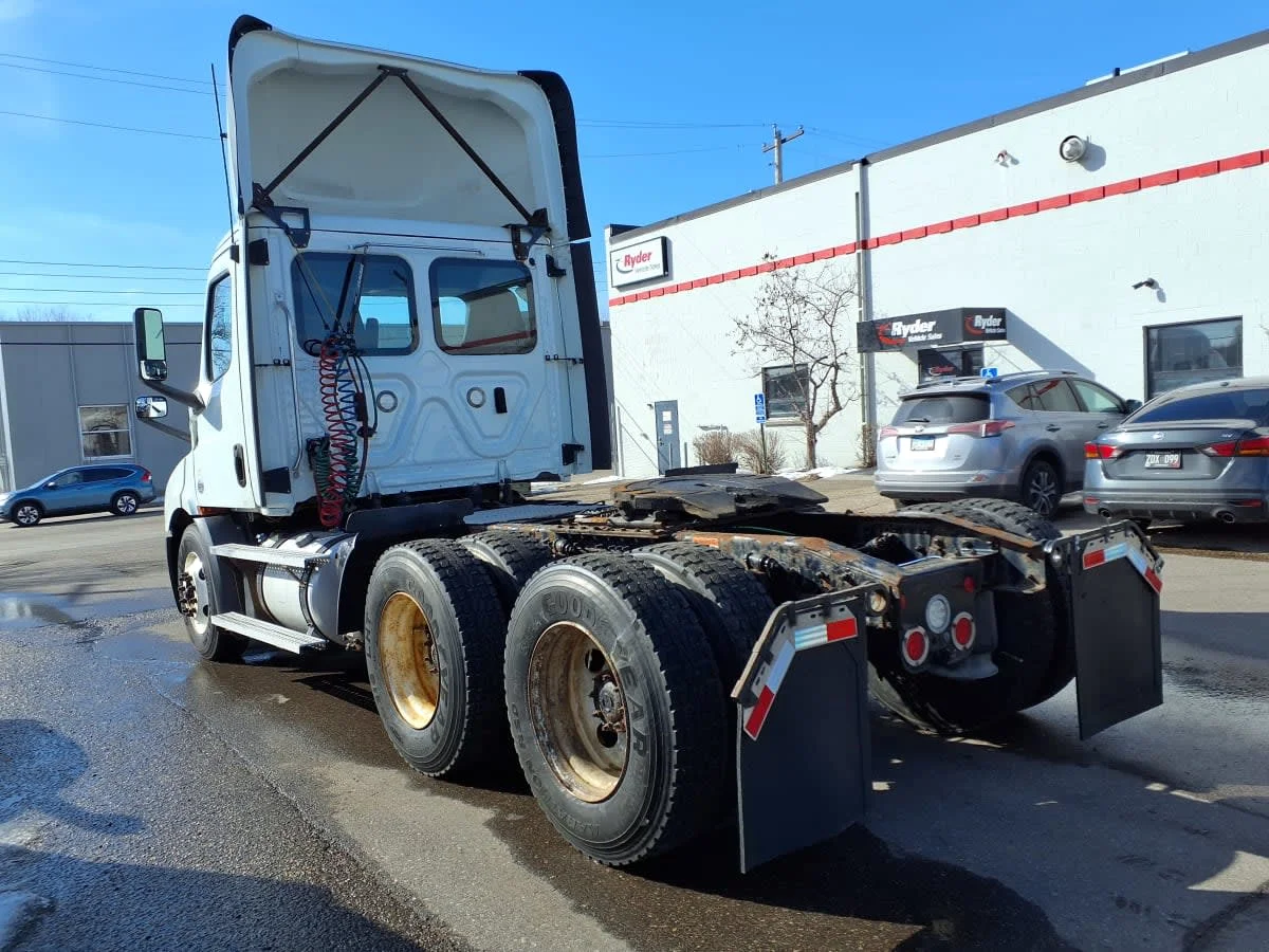 2020 Freightliner Cascadia in Minneapolis, MN — photo 6
