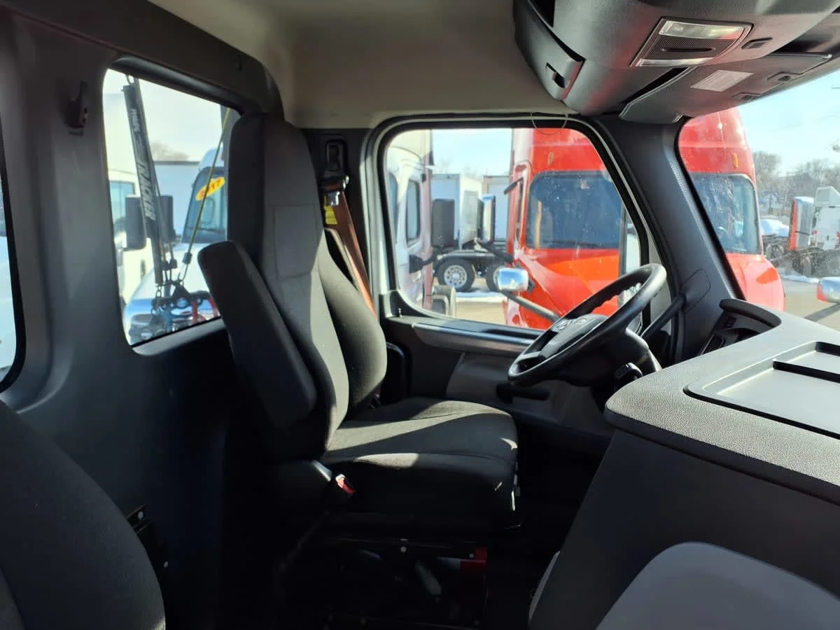 2020 Freightliner Cascadia in Minneapolis, MN — photo 7