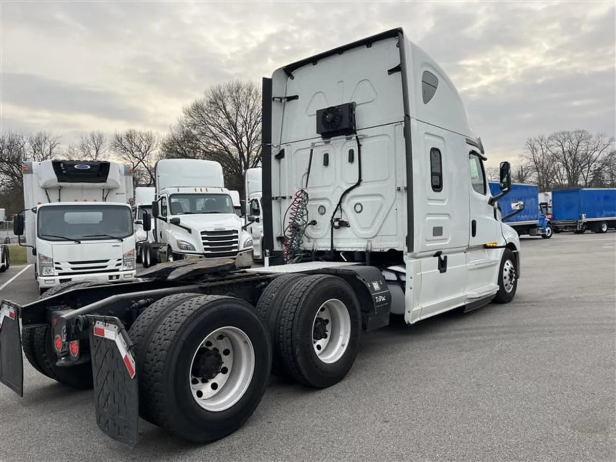 2020 Freightliner Cascadia in Beltsville, MD — photo 4
