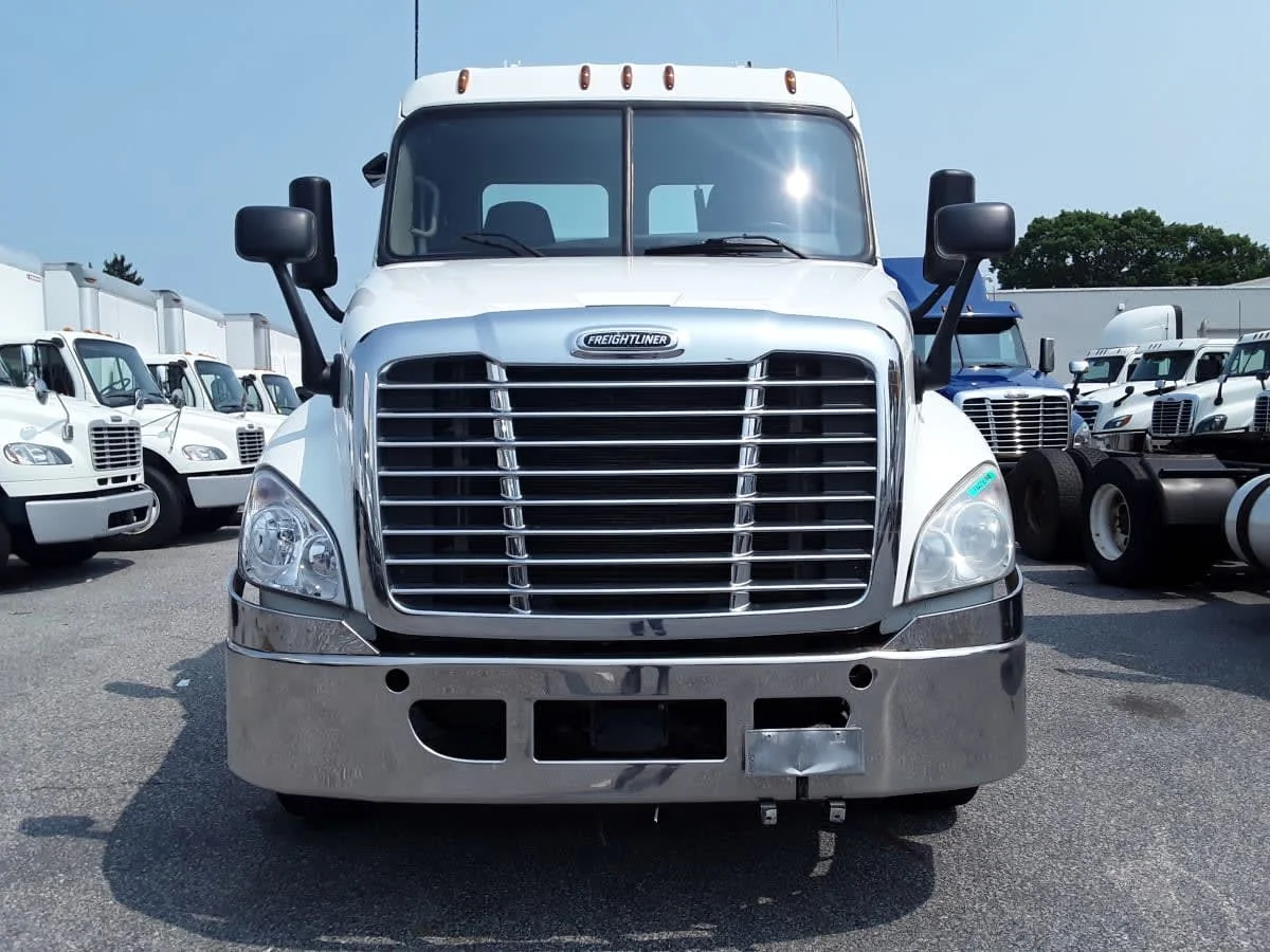 2018 Freightliner Cascadia - image 2