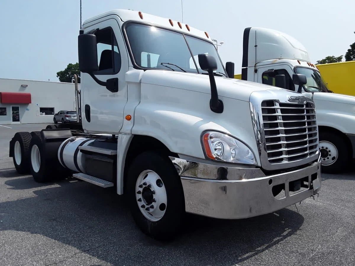 2018 Freightliner Cascadia - image 3