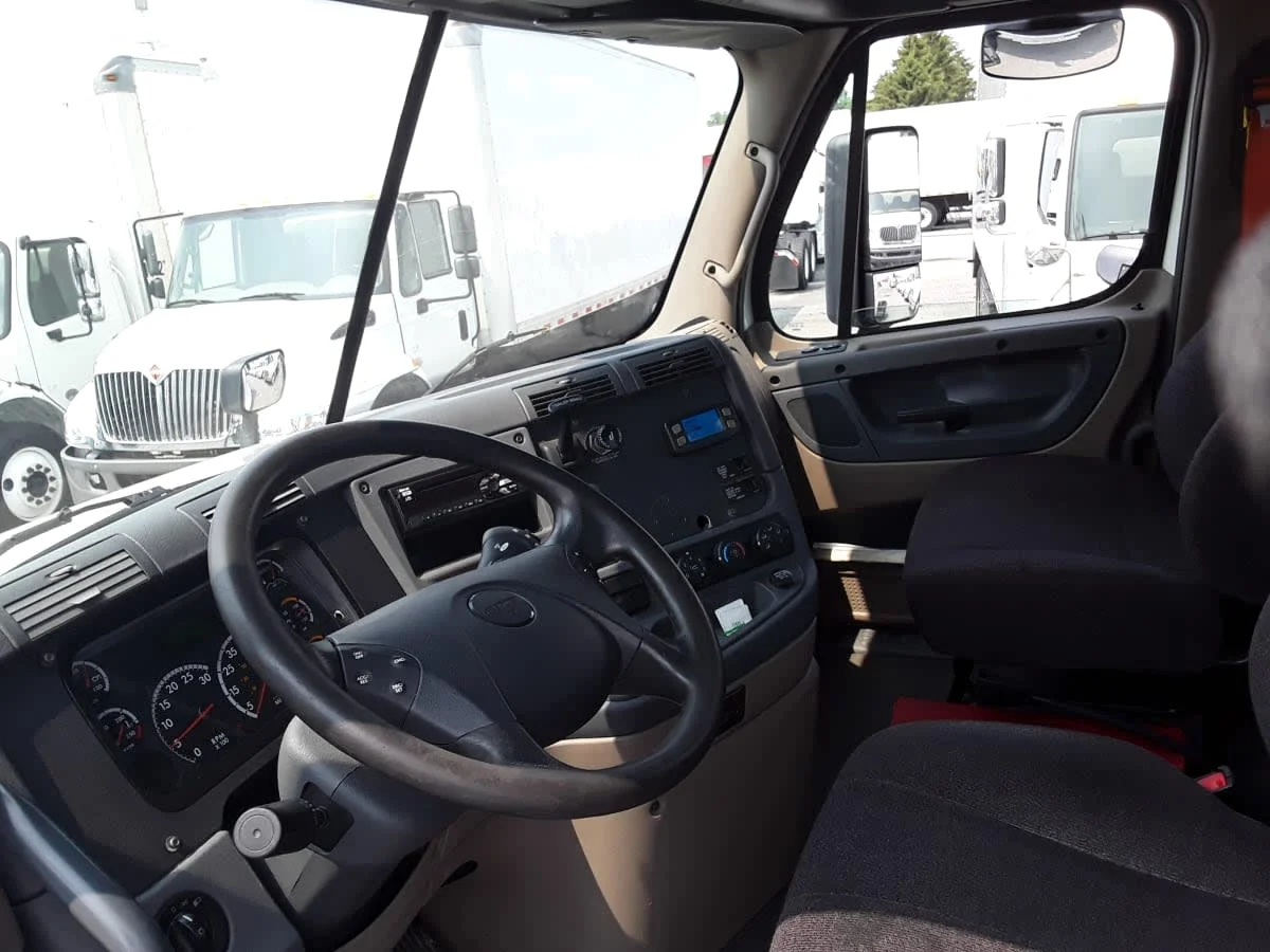 2018 Freightliner Cascadia - image 7