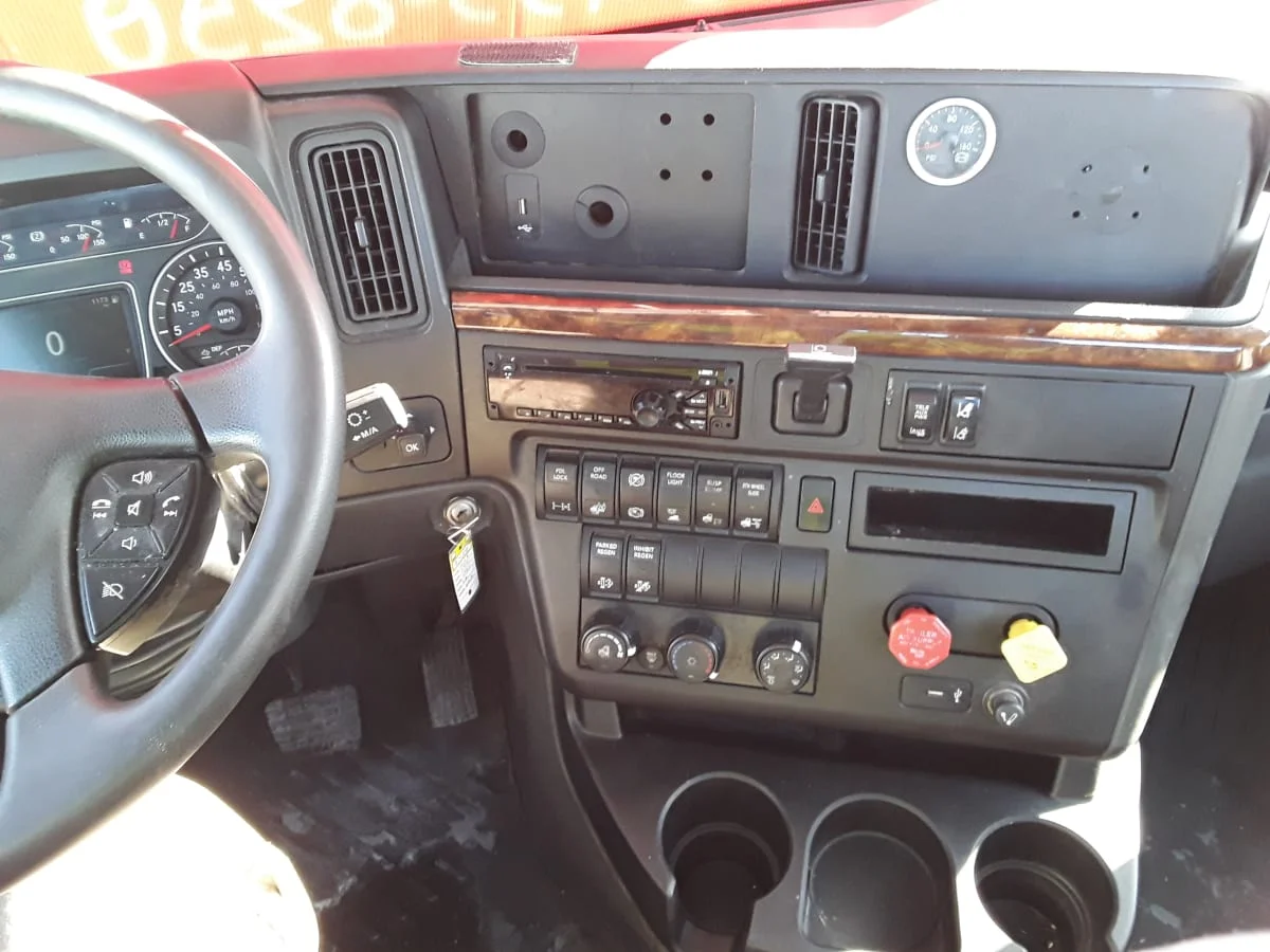 2019 International LT - image 11