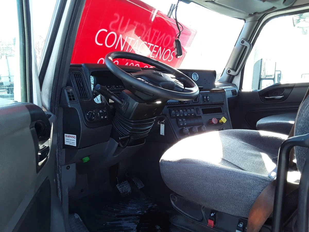 2019 International LT - image 7