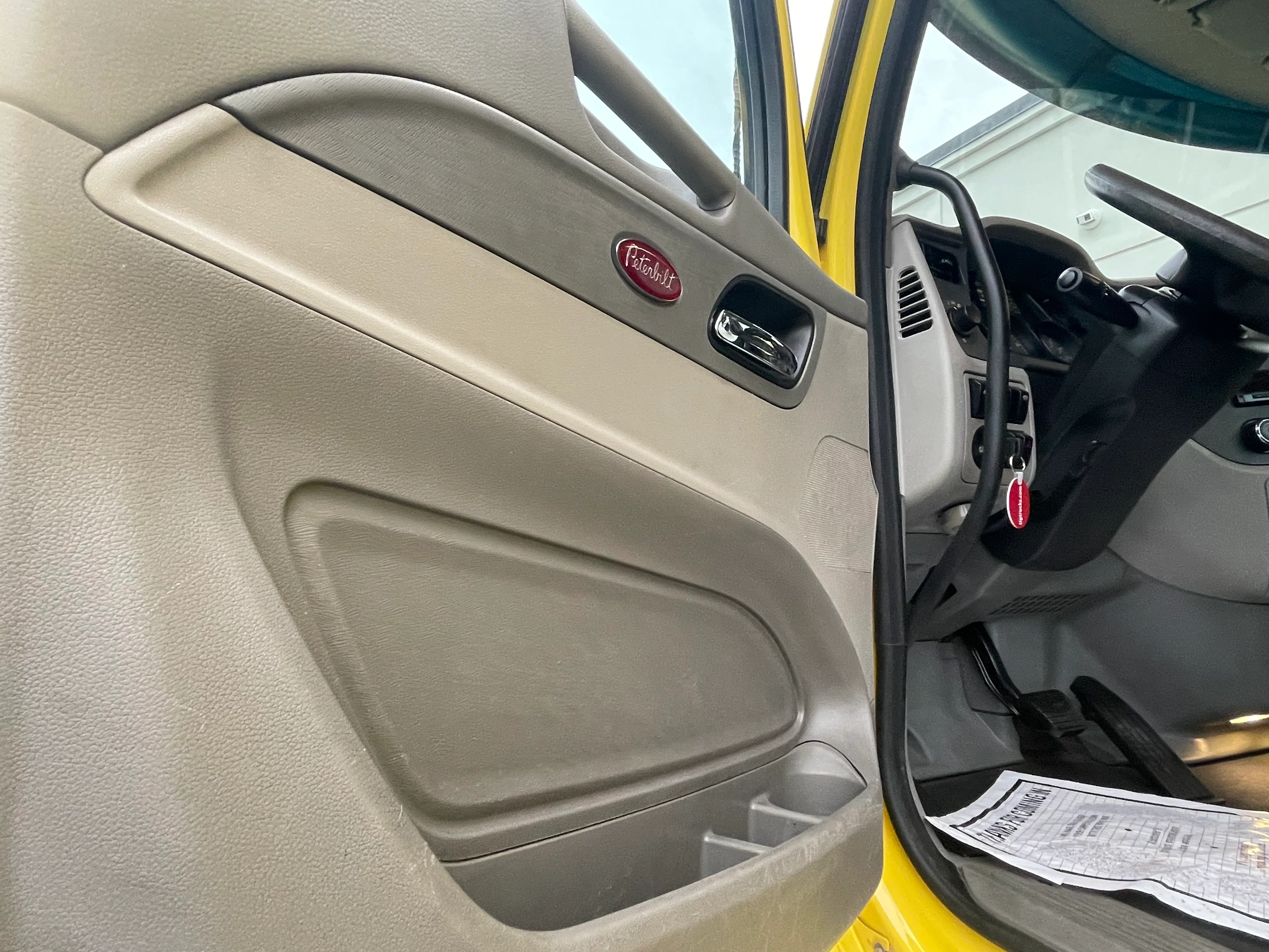 2021 Peterbilt 579 in Louisville, KY — photo 7
