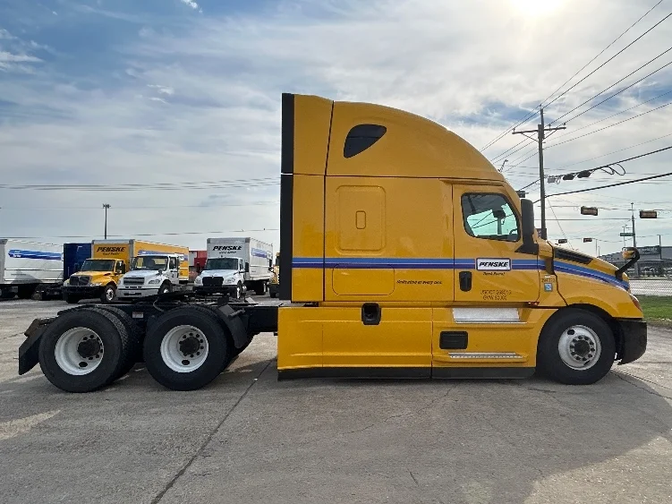 2022 Freightliner Cascadia - image 8