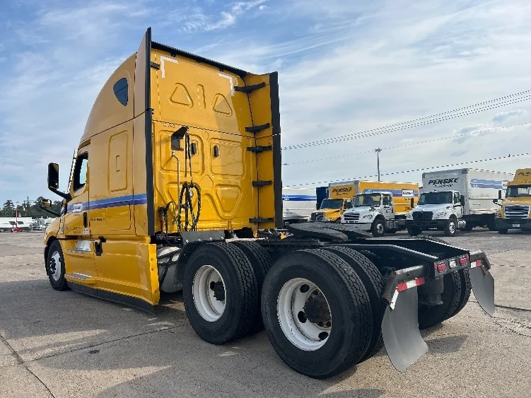 2022 Freightliner Cascadia - image 5