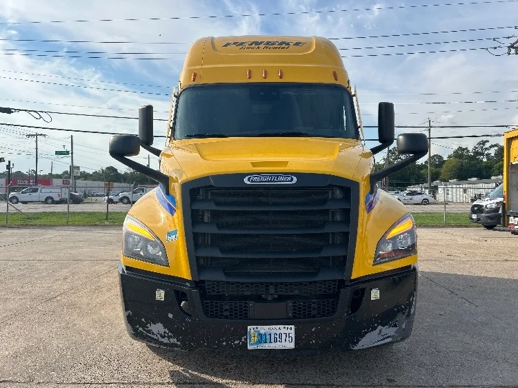 2022 Freightliner Cascadia - image 2