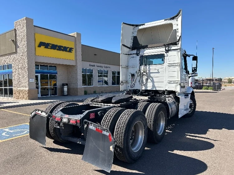 2021 Volvo VNR 640 - image 7