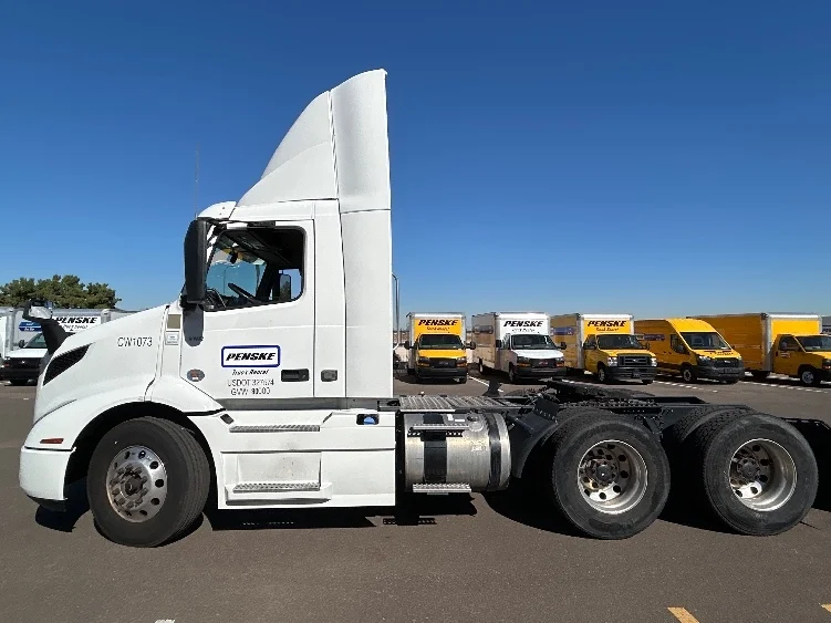 2021 Volvo VNR 640 - image 4