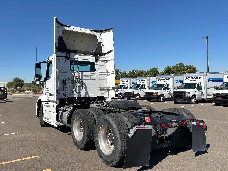 2021 Volvo VNR 640 - image 5