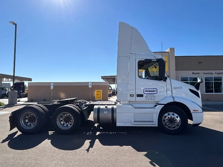2021 Volvo VNR 640 - image 8