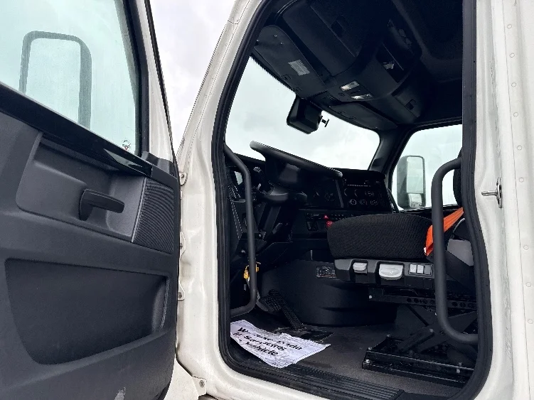 2023 Freightliner Cascadia - image 9